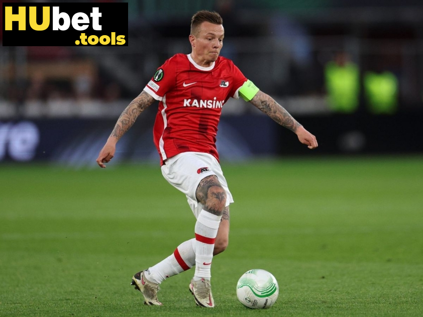Claise vẫn đang cùng với AZ Alkmaar duy trì phong độ tương đối ổn định mùa này (Ảnh: Goal) Claise vẫn đang cùng với AZ Alkmaar duy trì phong độ tương đối ổn định mùa này (Ảnh: Goal)